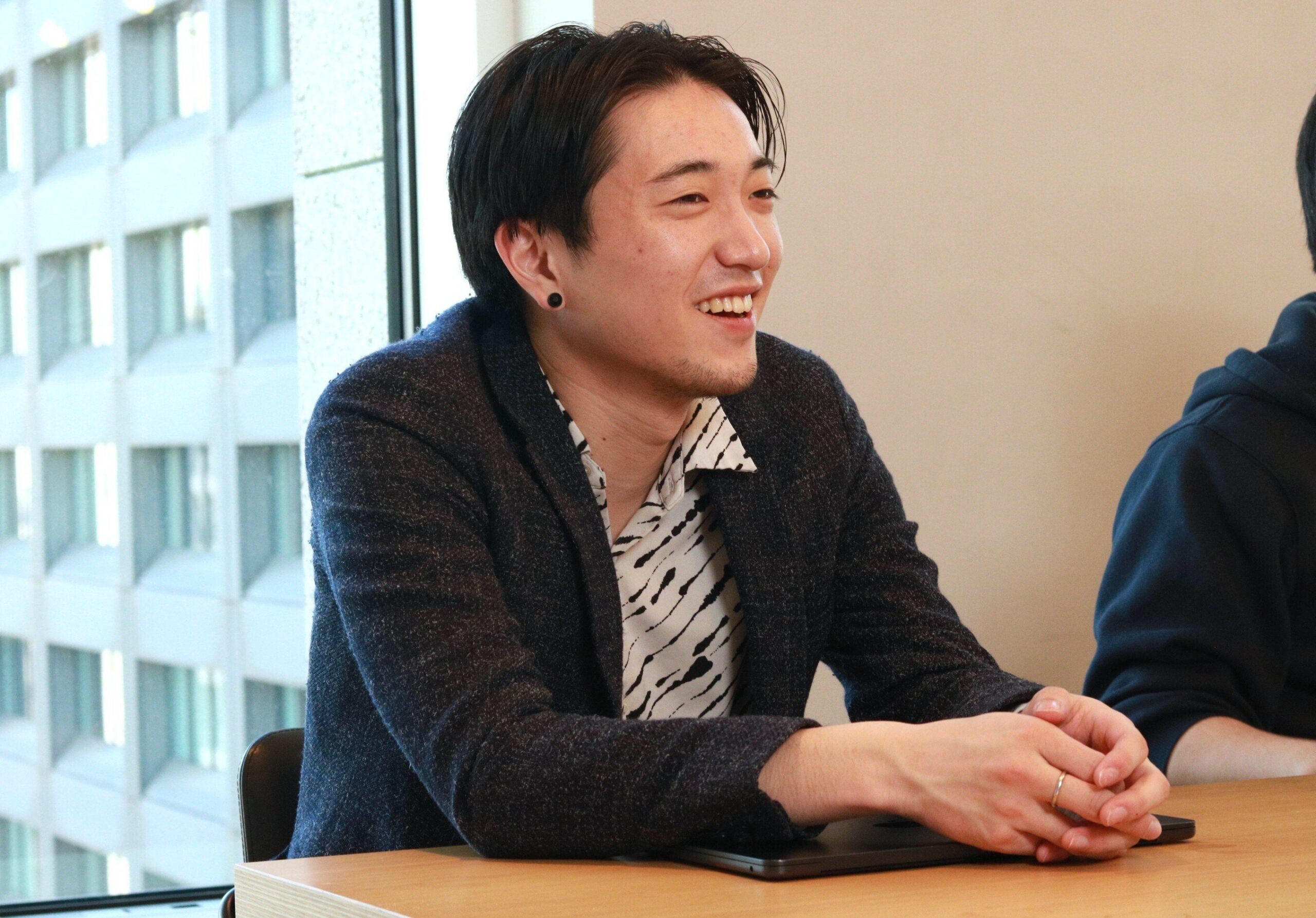 笑顔で話すAlumnoteのご担当者