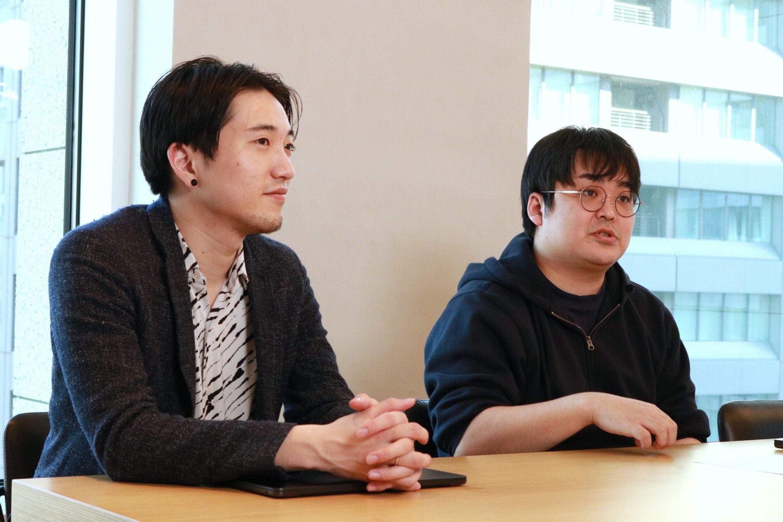 並んで座り、取材に答えるAlumnoteのお二人