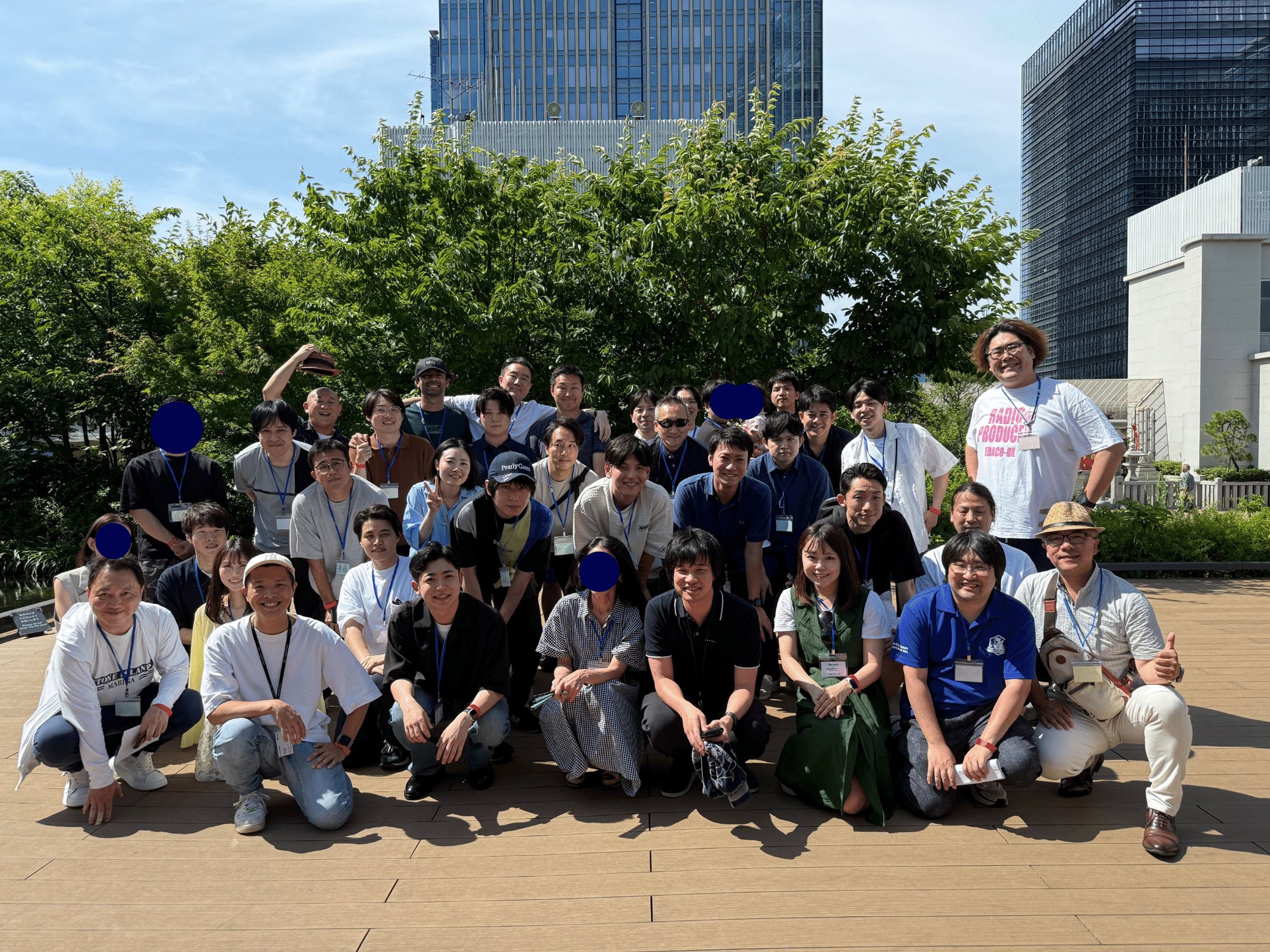 テラスで撮影した約50名の集合写真