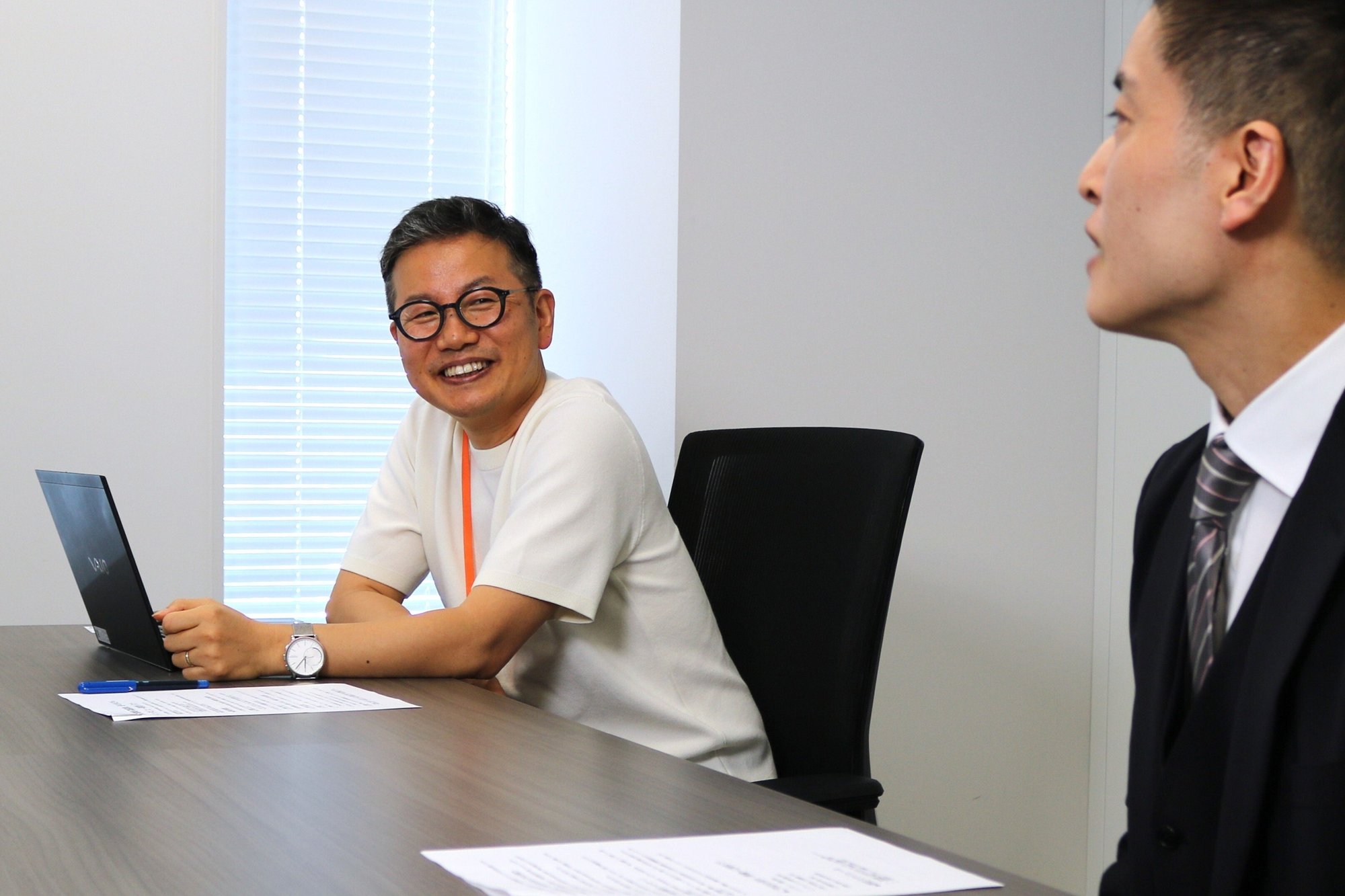 日立建機の森脇氏と、ハイタレント経由で参画する佐々木さんが向かい合って話す様子