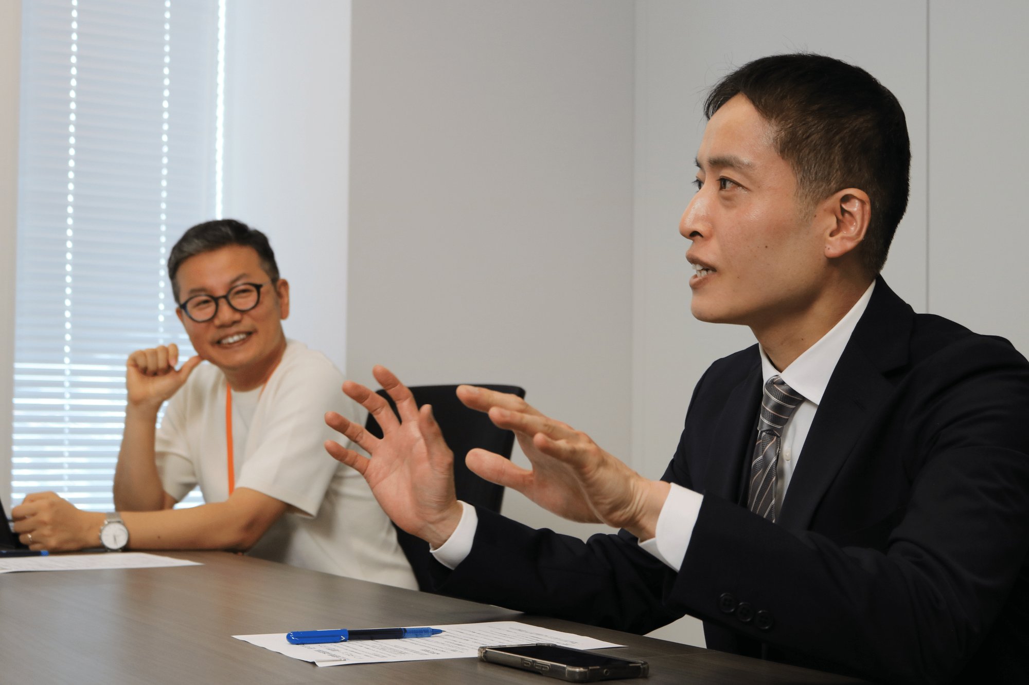 外部の立場だからこそ率直に意見を出せると語る佐々木さんと、それを聞く日立建機の森脇氏