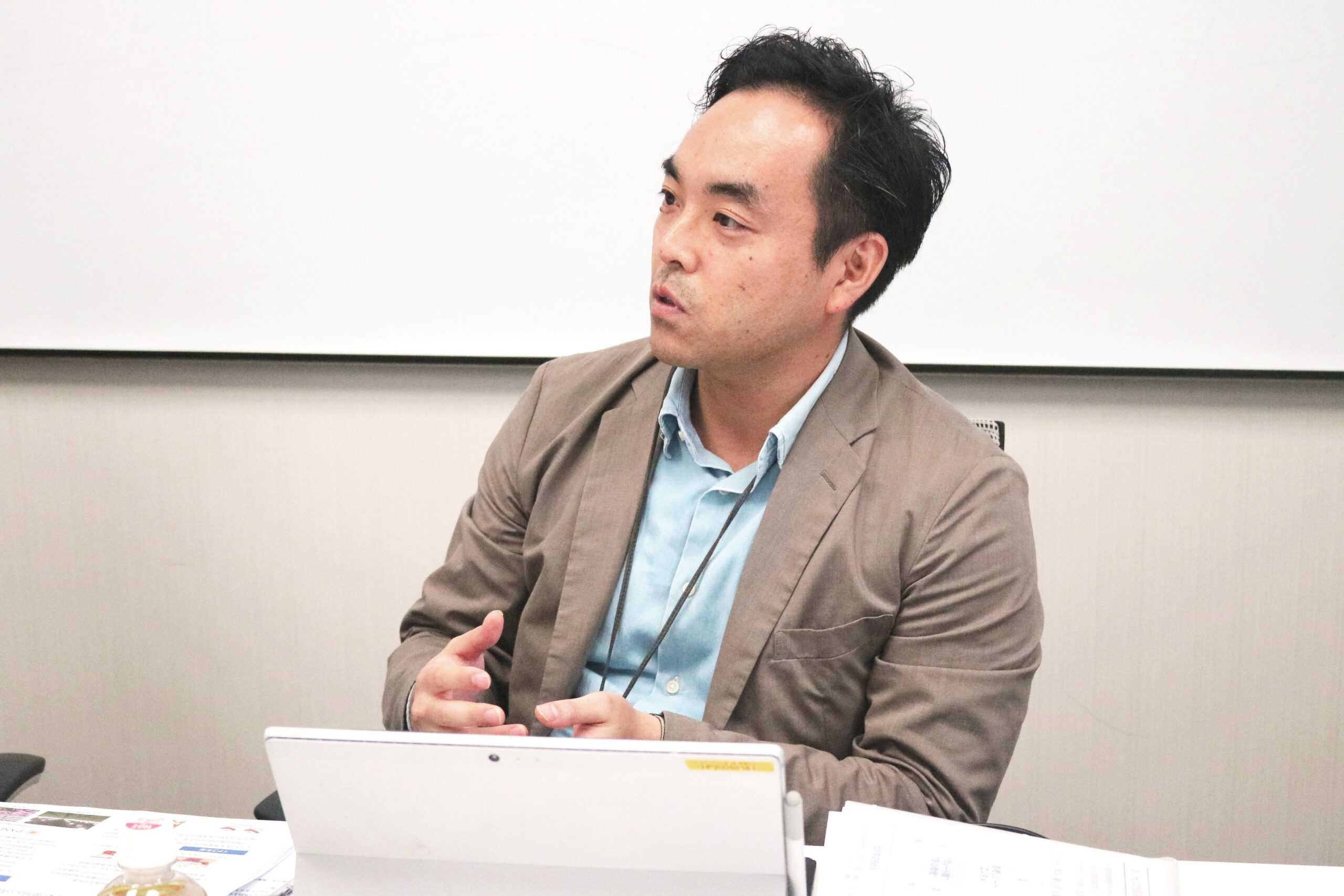 会議室でノートパソコンを前に、手ぶりを交えて話すヒューリックのご担当者