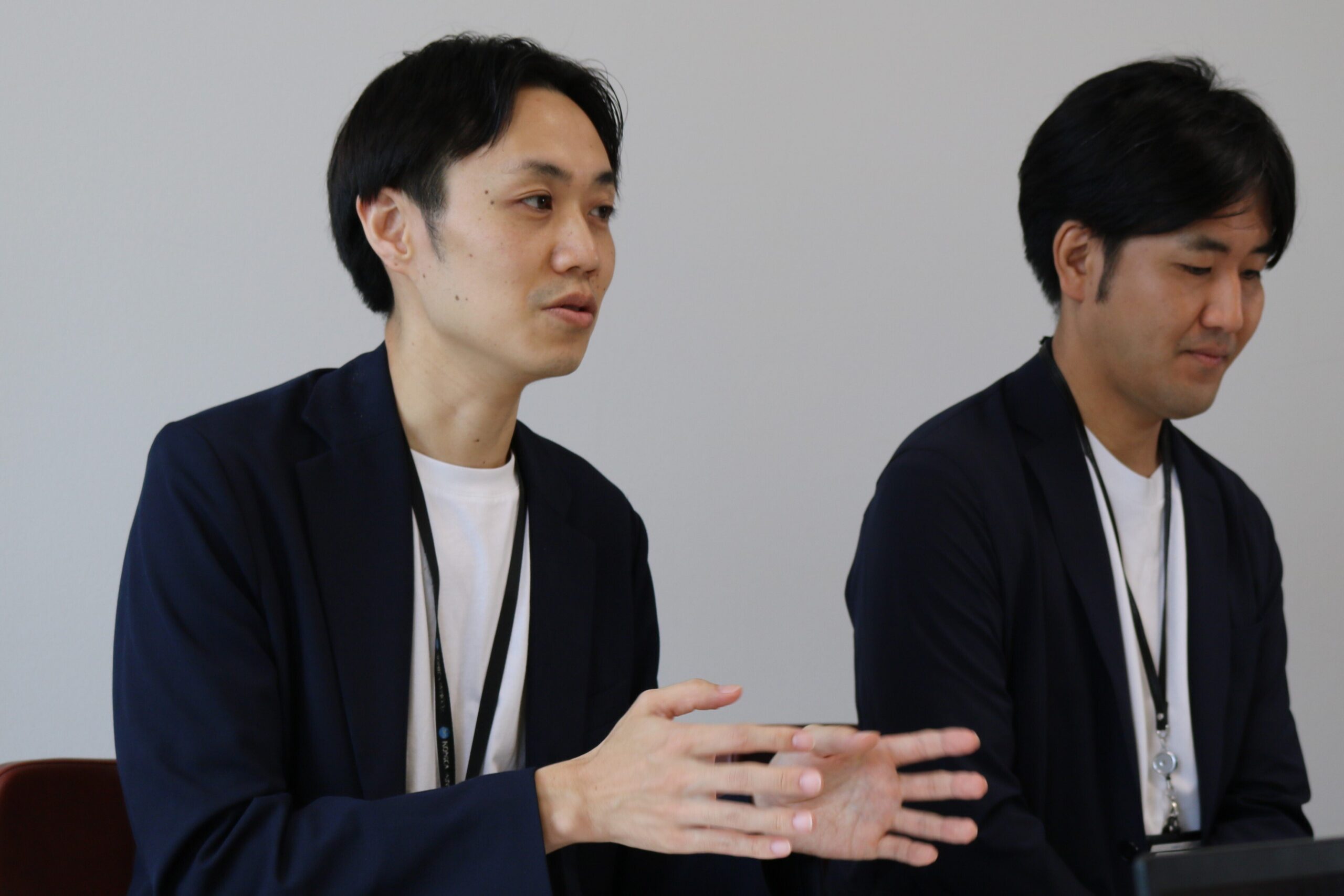 向かい合って議論するコニカミノルタのお二人
