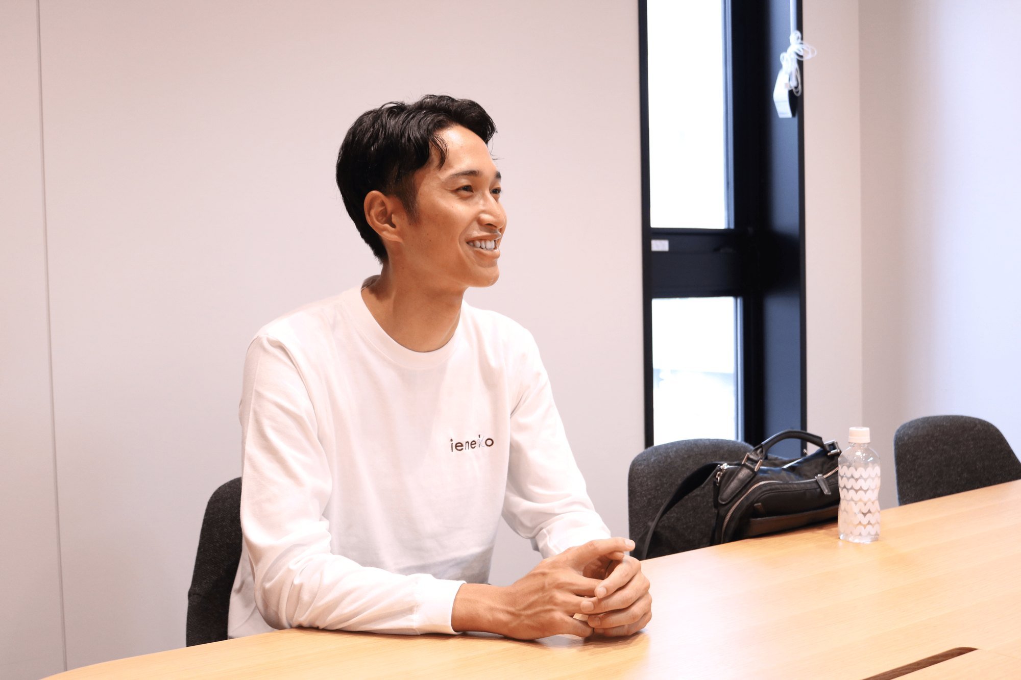 会議室でインタビューに答える白井優毅さん