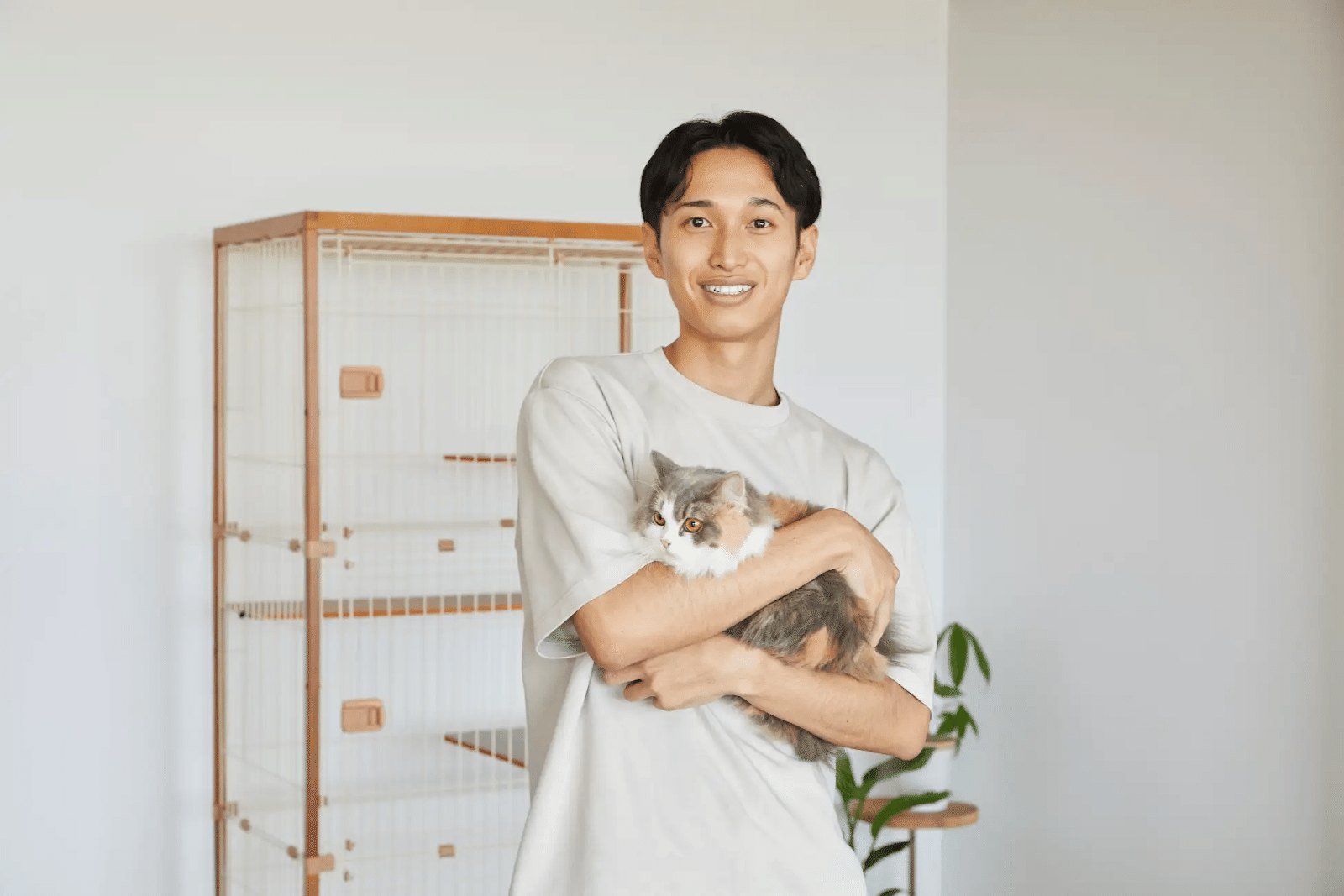 猫を抱く白井優毅さん