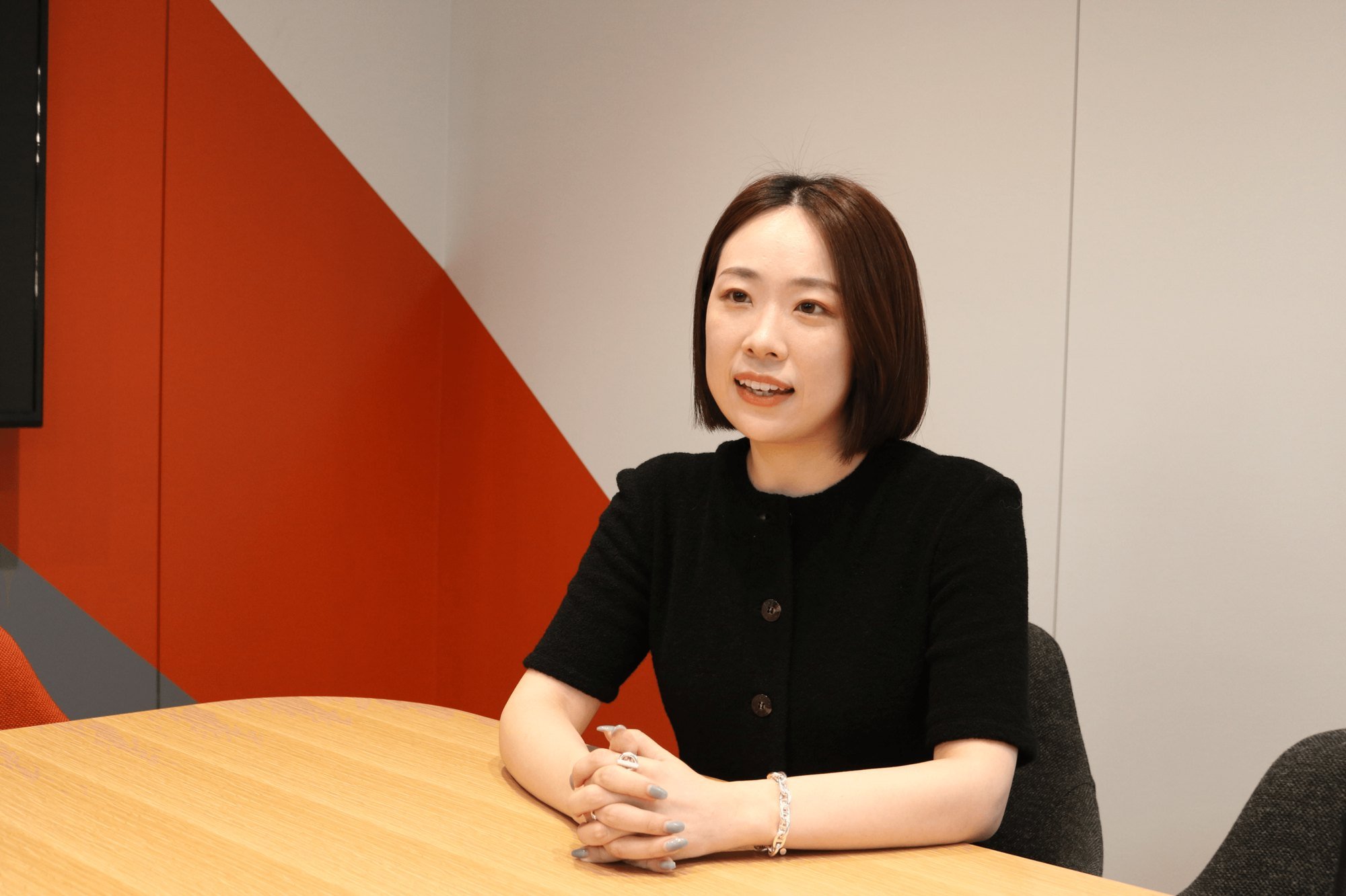 テーブルに手を組んで話す和田伶美さん