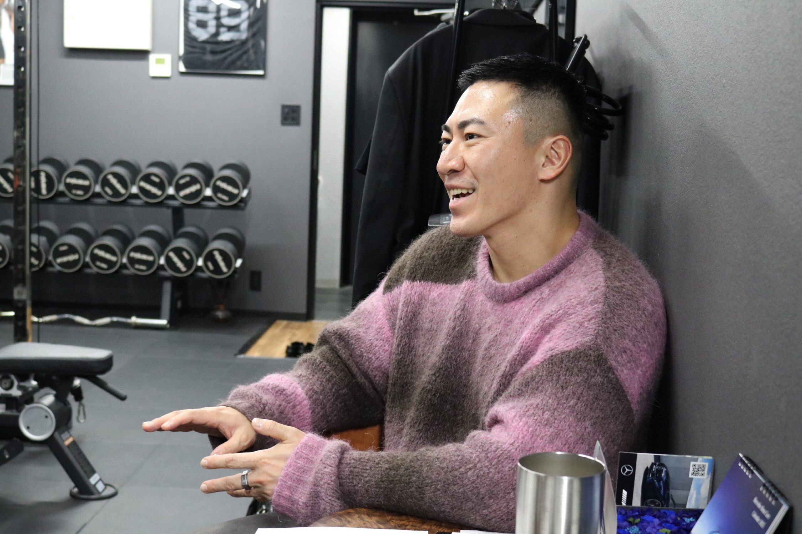 手ぶりを交えて話すミライフィットの薮田様