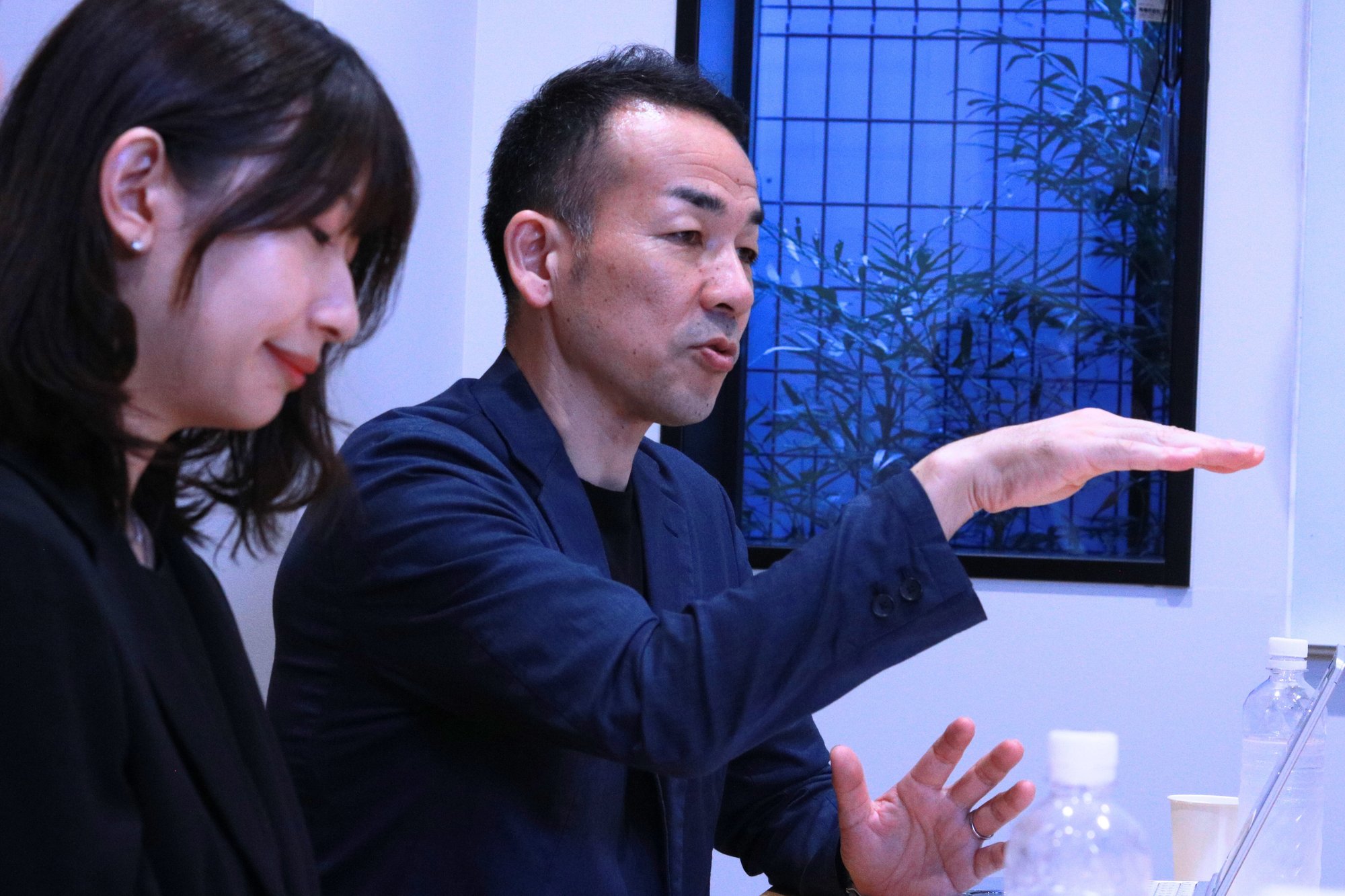 BX推進部から生まれたmichitekuの取り組みについて、身振りを交えて説明する小野薬品工業の担当者