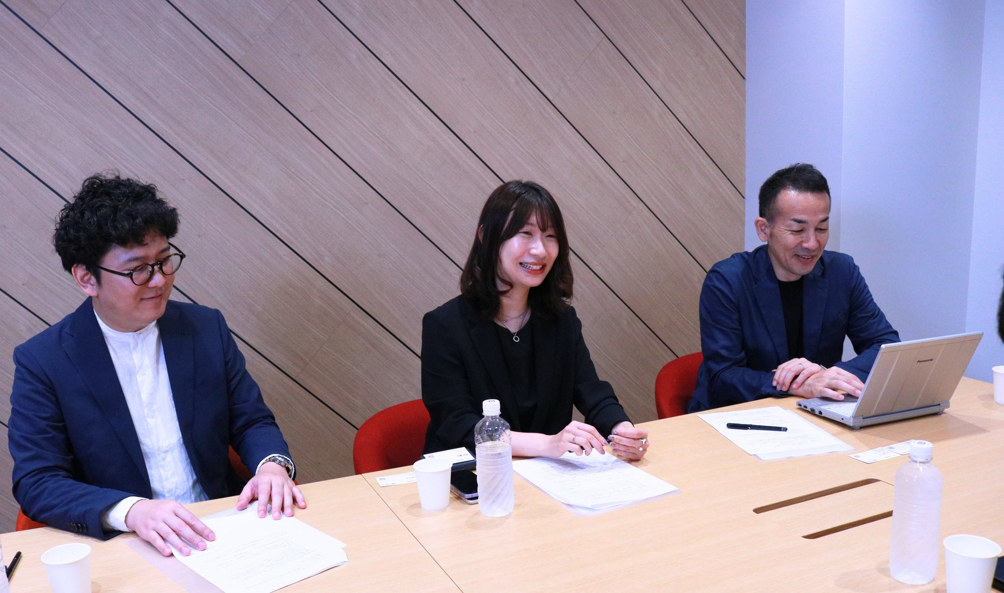 小野薬品工業BX推進部の3名が、テーブルを囲んでインタビューに答える様子