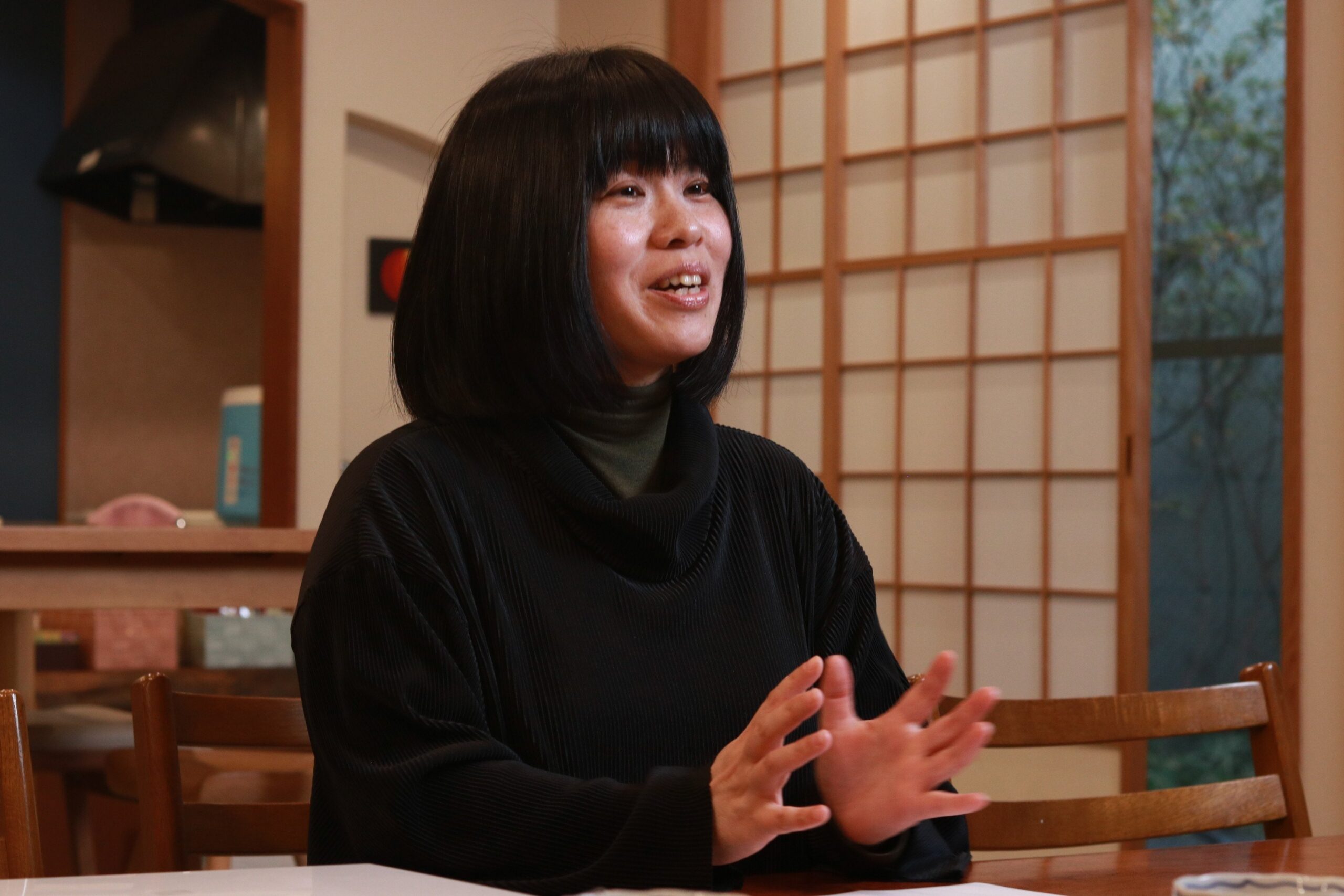 園内で手ぶりを交えて話す杉の子保育会の星野様
