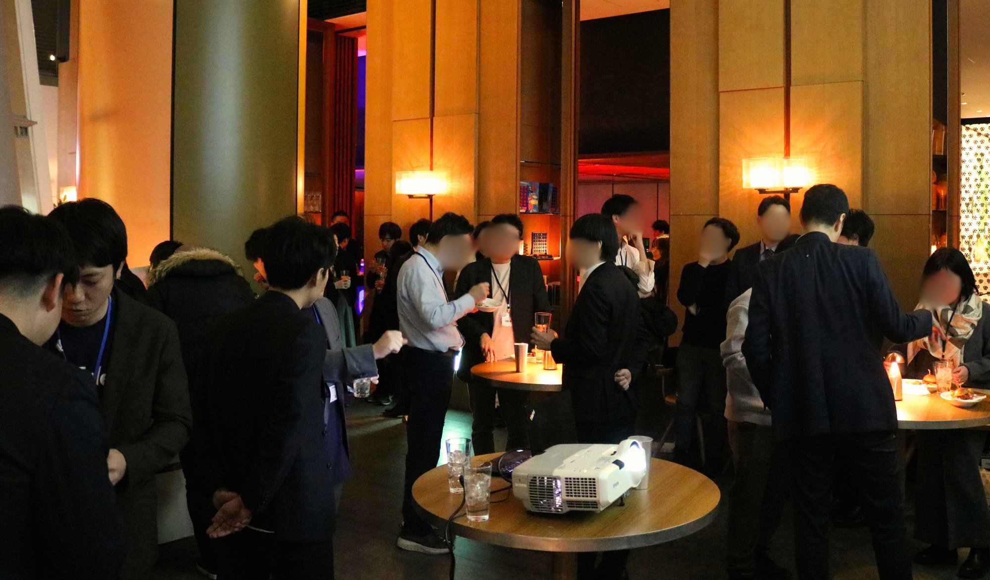 アンダーズ東京1Fの会場で、テーブルを囲んで歓談する参加者