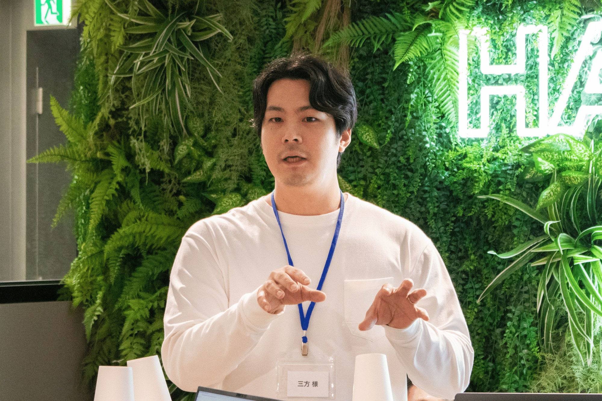 三方氏が手振りを交えて話している様子。生産性を10倍以上に高めるためのアプローチを共有した