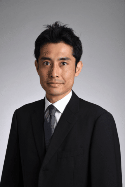 株式会社DITY 代表取締役CEOの戸部克弘氏。ダークスーツのポートレート