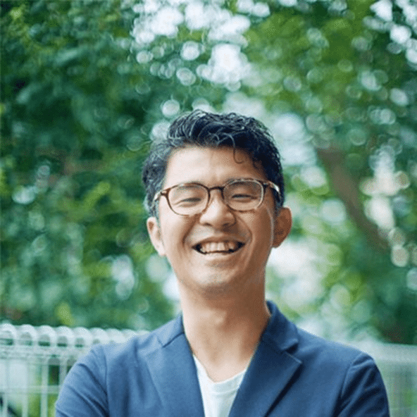 『じぶん時間を生きるTRANSITION』著者の佐宗邦威氏。緑を背に笑顔のポートレート