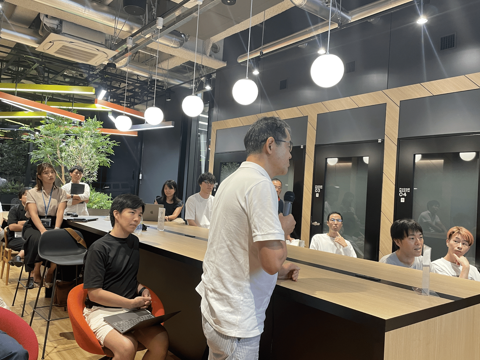 ハイタレント本社オフィスの会場。カウンター席に並んだ参加者に向けて話す様子