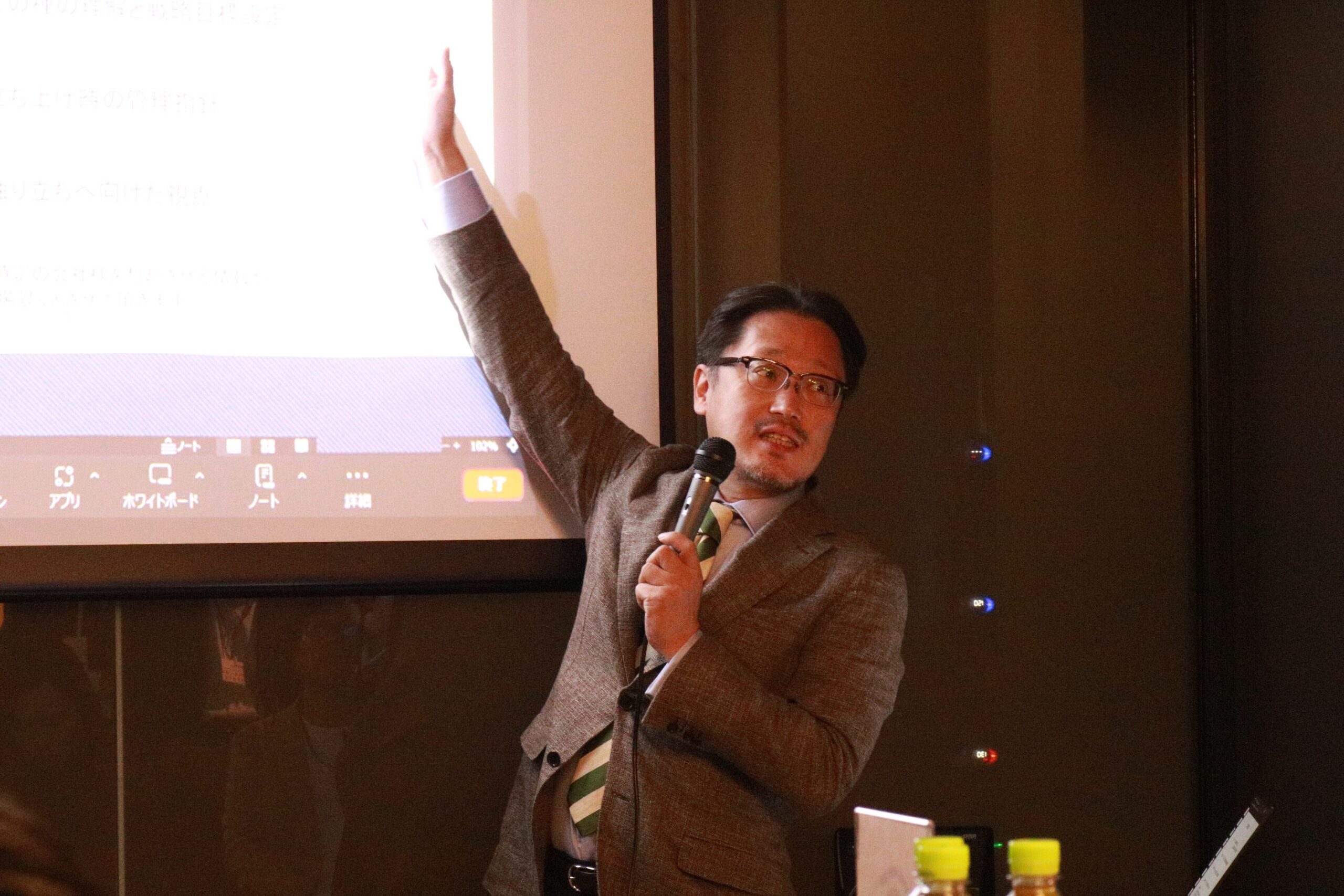 Bizflex六本木の会場で、参加者に向けて講演する水山裕文氏