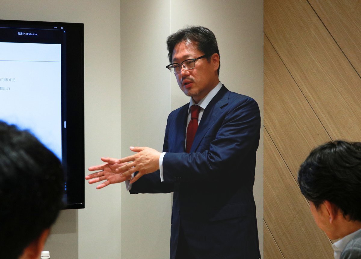 スクリーンを使って講演する水山裕文氏