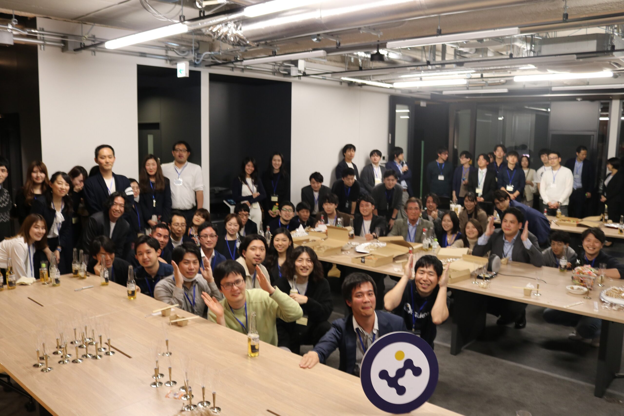 新オフィスの長机を囲んだ参加者のみなさまの集合写真