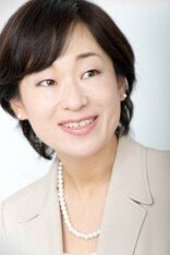 『ピークパフォーマンス』著者の野上麻理氏。ベージュのジャケットを着たポートレート