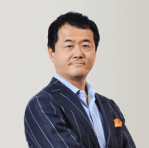 『価格支配力とマーケティング』著者の菅野誠二氏。ストライプのスーツを着たポートレート
