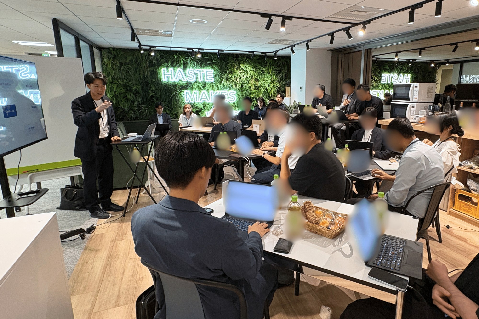 虎ノ門のハイタレントオフィスの会場全体。参加者がそれぞれノートPCを開き、手元でツールを動かしながら聞いている