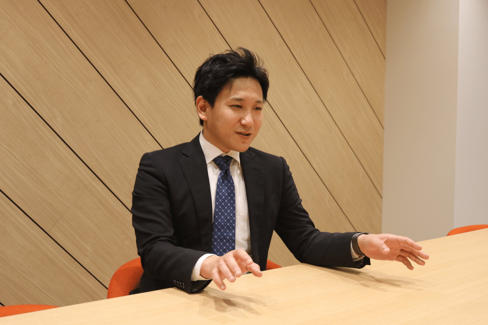 両手を広げながら説明する上田雄登さん